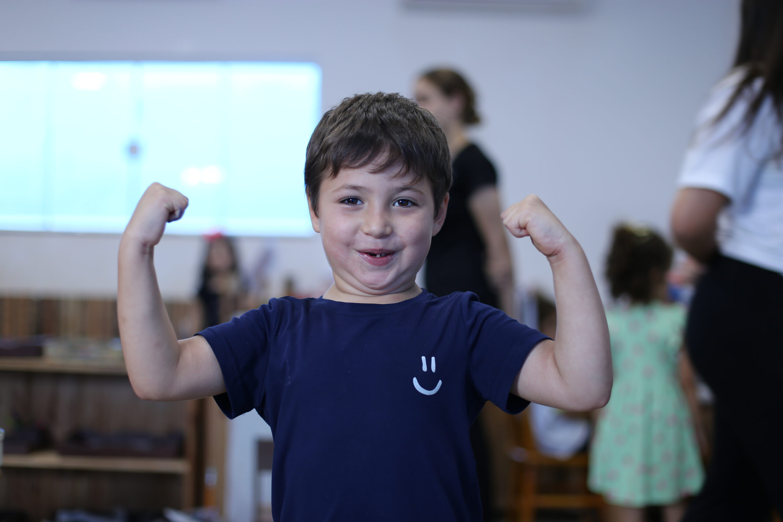 Criança em atividade na escola