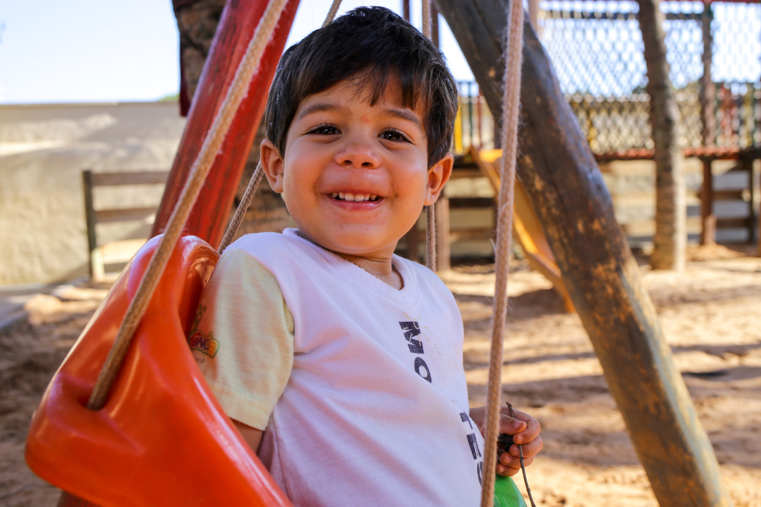 Crianças socializando em sala de aula
